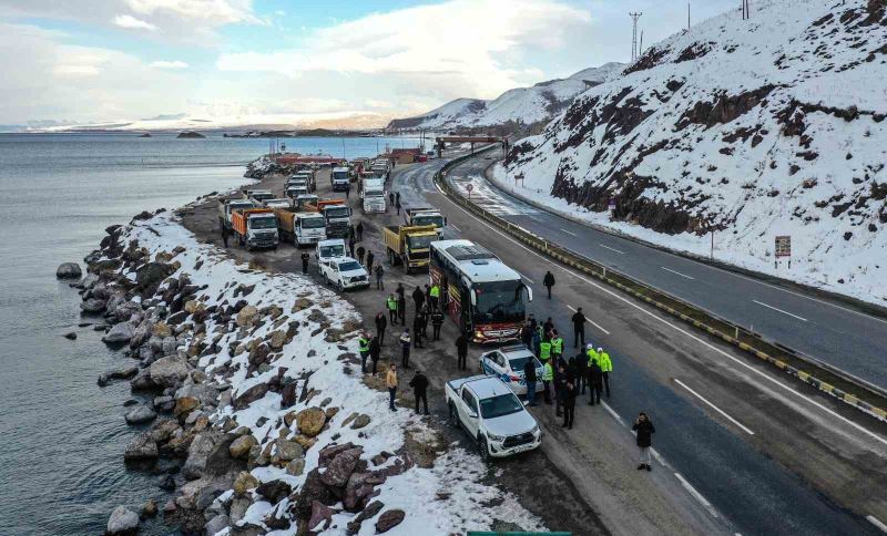 Van’dan Malatya’ya iş makinesi ve temel ihtiyaç malzemesi sevkiyatı
