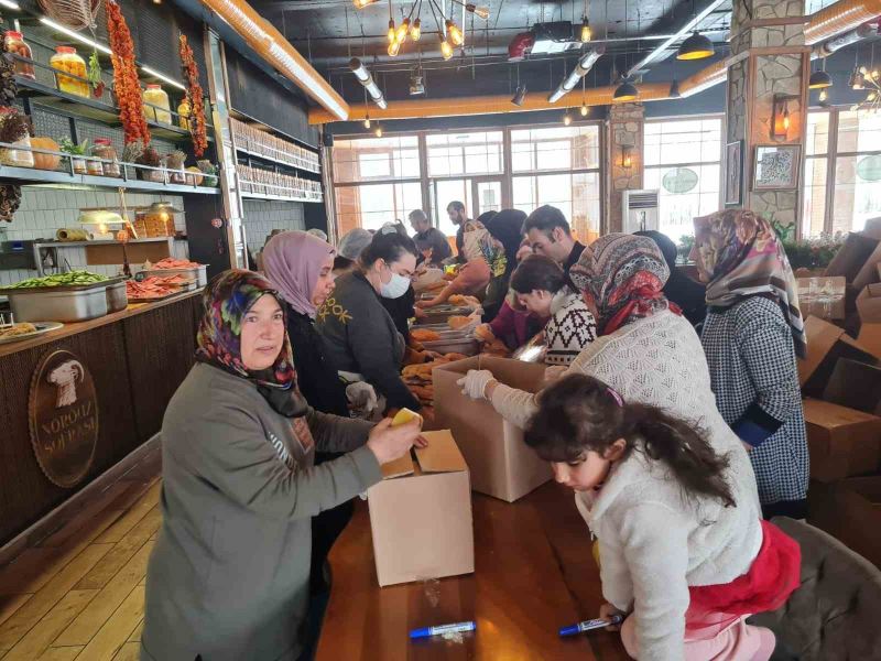 Gürpınarlı kadınlar depremzedeler için kumanya mesaisinde
