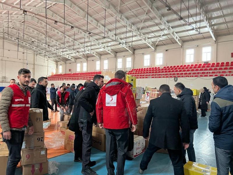 Ağrı Valisi Varol, gece-gündüz demeden afet bölgesi için çalışıyor