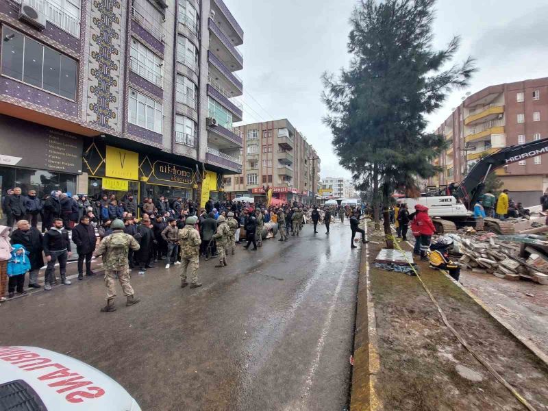 Mehmetçik deprem bölgesinde asayişi sağlama görevi de gerçekleştiriyor
