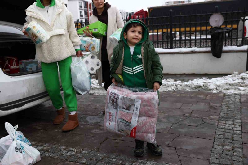 Keçiören’de yaşlı genç herkes depremzedeler için tek yürek
