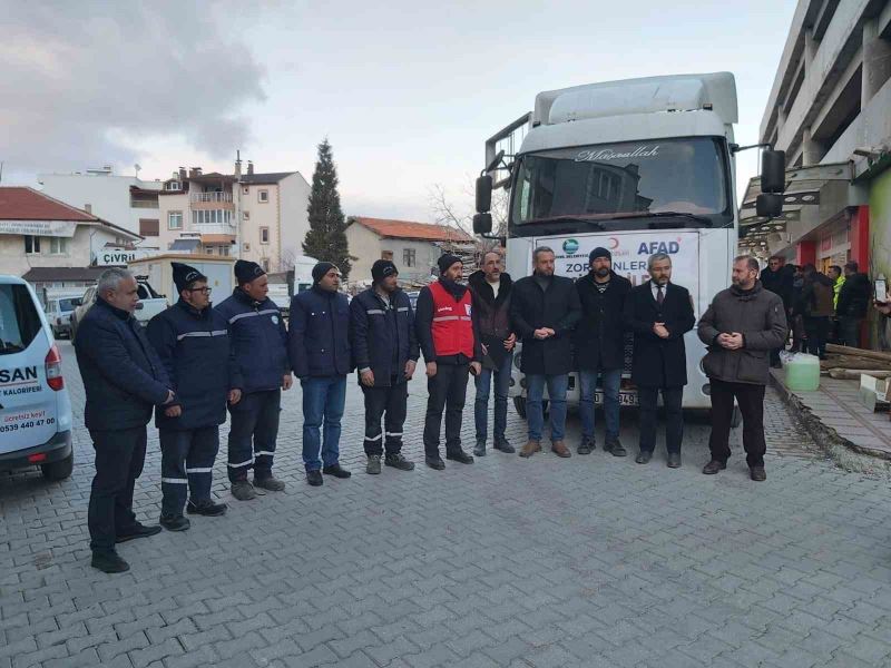 Çivril, deprem bölgesine 8 tır yardım gönderdi