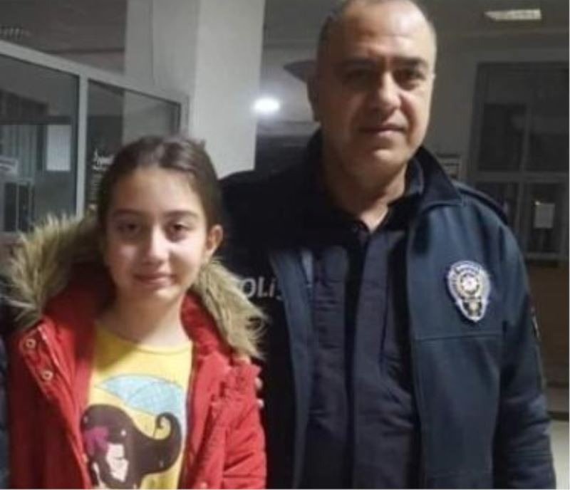 Depremde oğlu ve kızıyla birlikte can veren polis memuru Mardin’de toprağa verildi
