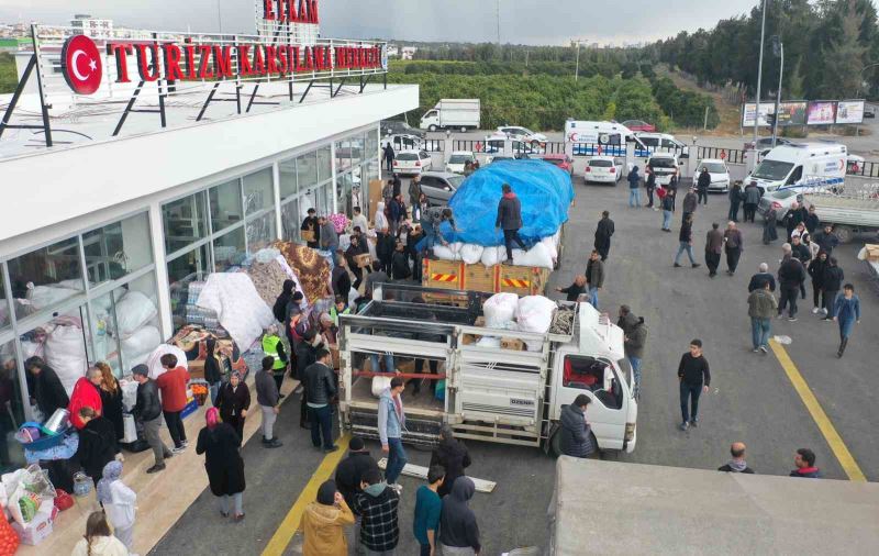 Başkan gözyaşlarını tutamadı, Erdemli’den 35 araçlık yaşam desteği gönderildi