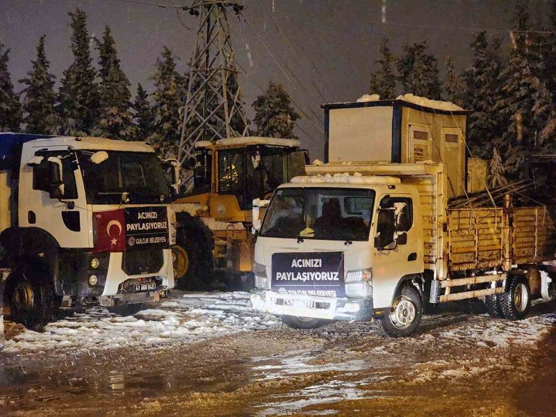 Gölcük’ten deprem bölgesine 15 tır dolusu yardım