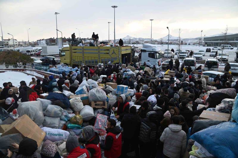 Selçuklu’dan Hatay’a 52 tır yardım malzemesi gönderildi