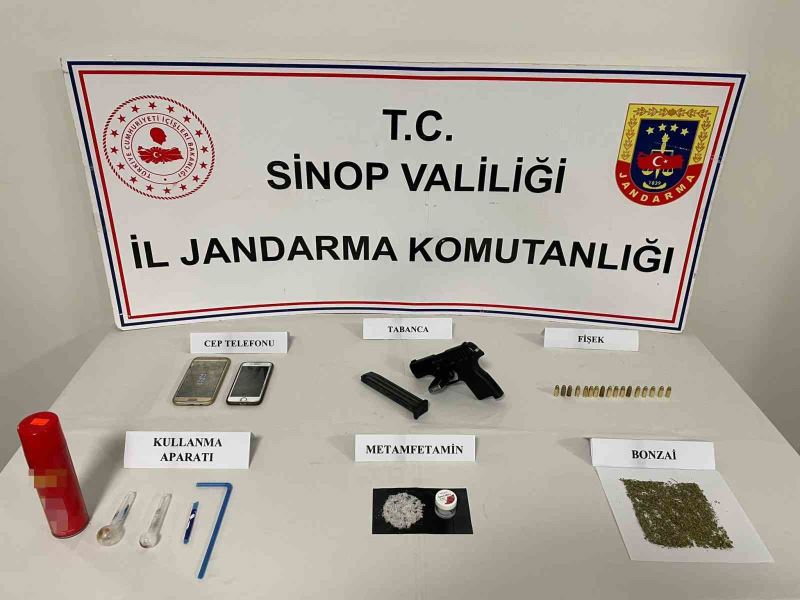 Sinop’ta otobüs yolcusu çantasında uyuşturucu ile yakalandı
