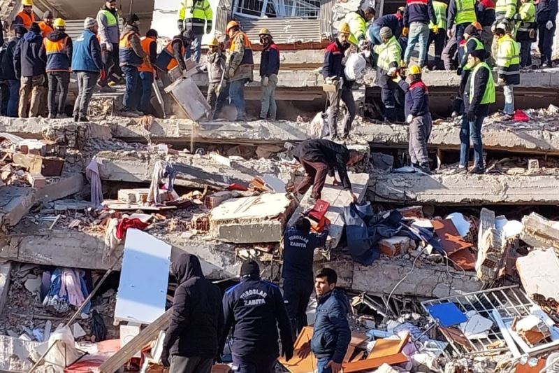 Toroslar Belediyesi ekipleri, Kırıkhan’da küçük çocuğu enkazdan sağ olarak kurtardı