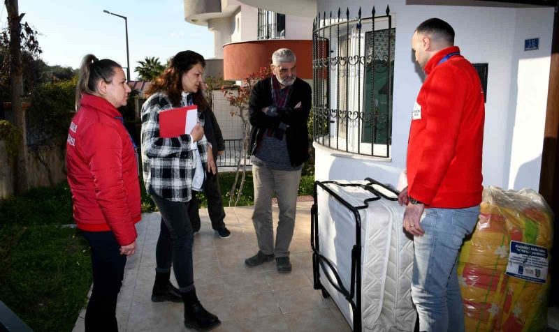 Kuşadası Belediyesi ilçeye gelen depremzedelere yardım malzemesi desteğinde bulunuyor