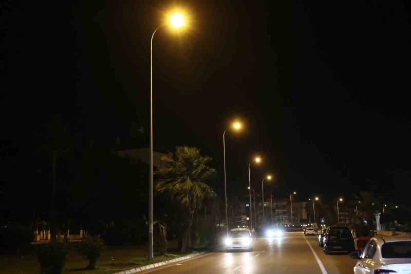 Deprem dolasıyla sönen sokak lambalarına yeniden enerji verildi
