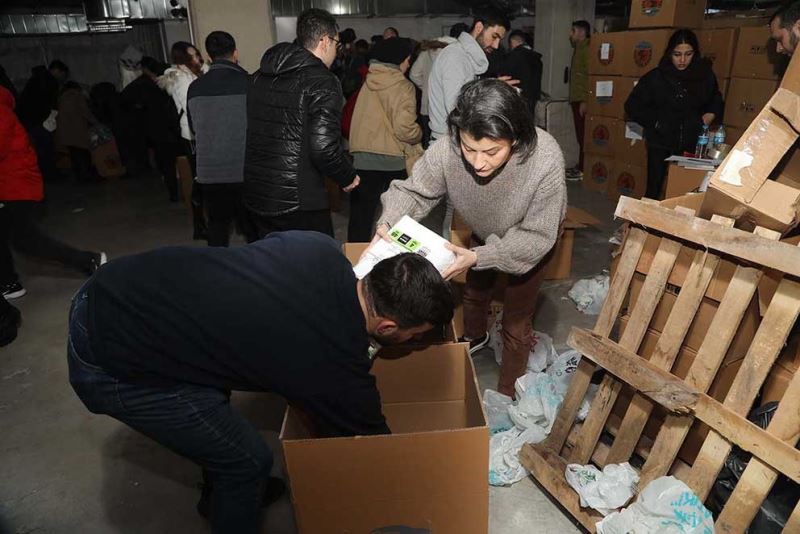 Atakum’dan deprem bölgesine 39 tır ve 56 araçlık yardım