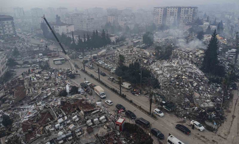 Hatay’a girişte 40 kilometrelik araç kuyruğu havadan görüntülendi
