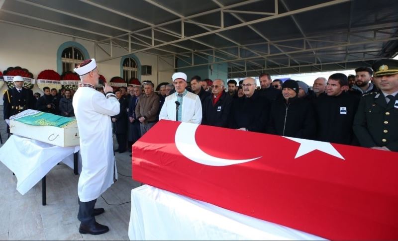 İzmirli uzman çavuş ve annesi yan yana defnedildi
