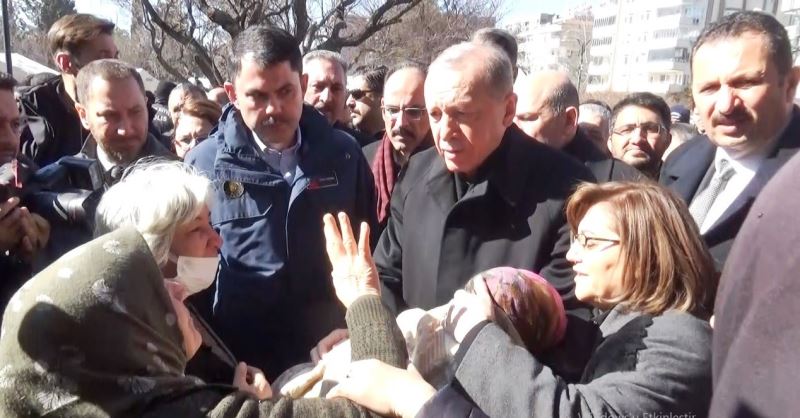 Depremzede kadın Cumhurbaşkanı Erdoğan’a sarılarak ağladı