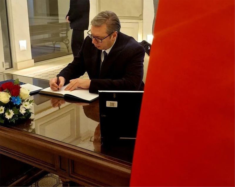 Sırbistan Cumhurbaşkanı Vucic, Türkiye’deki depremzedeler için taziye defterini imzaladı
