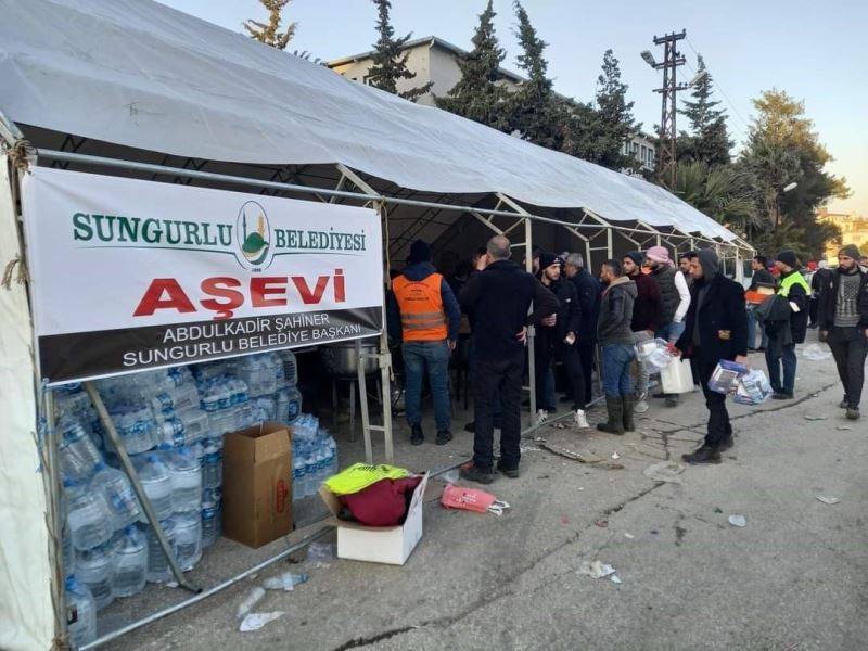 Sungurlu Belediyesi, Hatay’da 10 bin kişiye sıcak yemek verecek aşevi kurdu