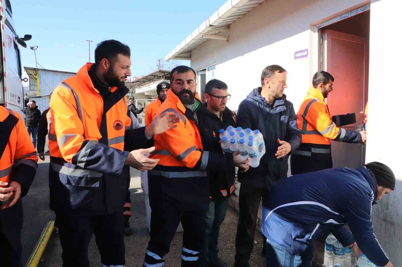 Temizlik personellerinden depremzedelere yürek ısıtan yardım