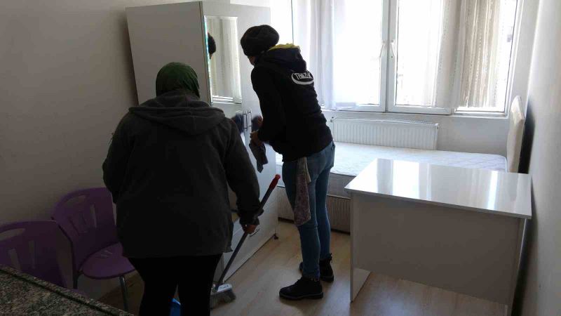 Burdur’da depremzedeler için hazırlanan evleri gönüllü olarak temizliyorlar
