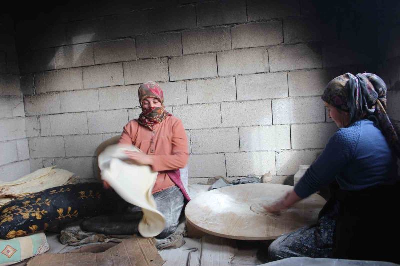 Iğdır’ın hamarat kadınları deprem bölgesi için ekmek pişiriyor
