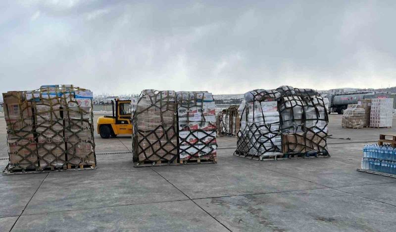 ASFAT ekipleri Hava Kuvvetlerine ait uçaklarla bölgeye insani yardım malzemeleri taşıyor