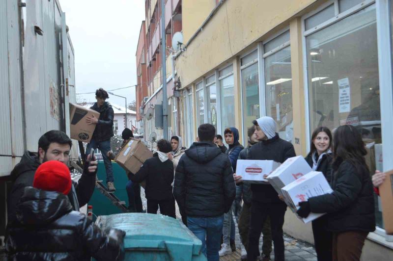 Tavşanlılı gençlerden yardım seferberliği