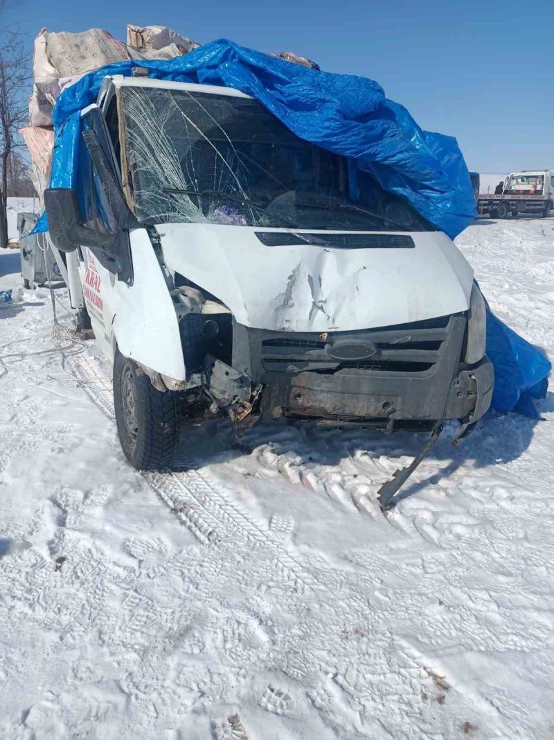 Deprem bölgesine yardım malzemesi götüren Tosyalı esnaf kazada yaralandı