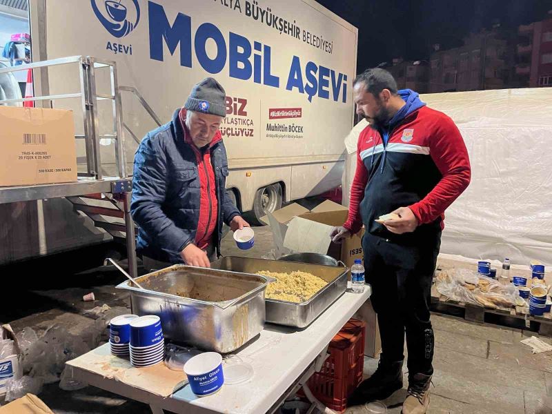 Hatay’da depremzedeler için çadır ve yemek dağıtımları başladı
