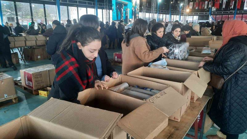 Ünlü dizi oyuncuları Beyoğlu’ndaki deprem yardım çalışmalarına katıldı