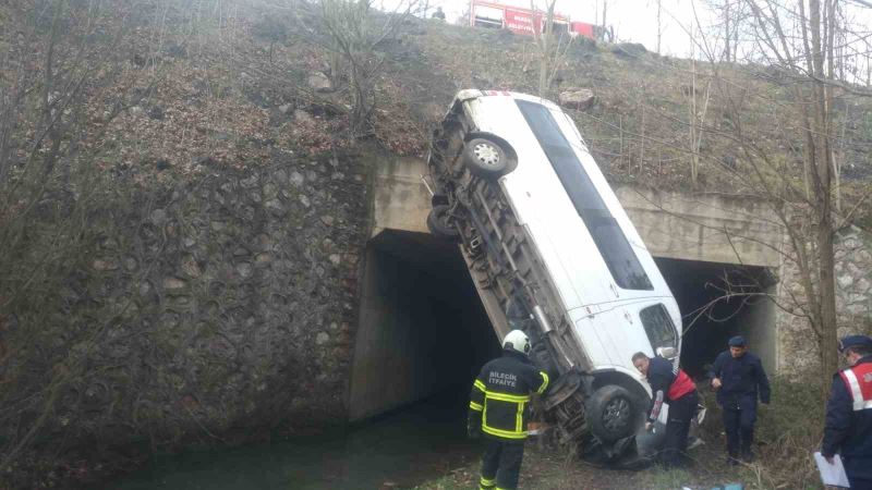 Dere yatağına düşen minibüsteki 13 kişi yaralandı
