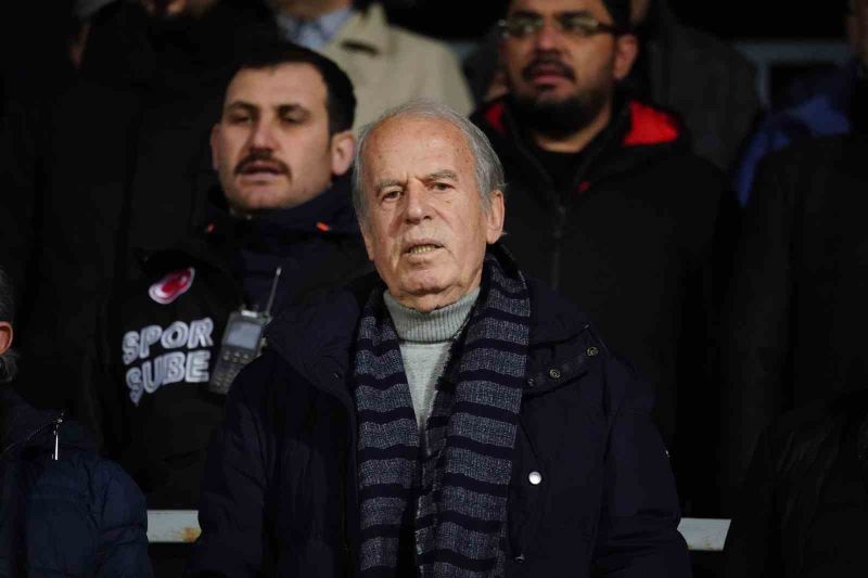 Mustafa Denizli, Eyüpspor-Altay maçını tribünden takip etti
