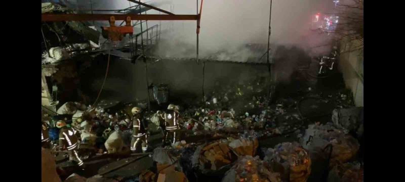 Küçükçekmece’de geri dönüşüm deposu alev alev yandı