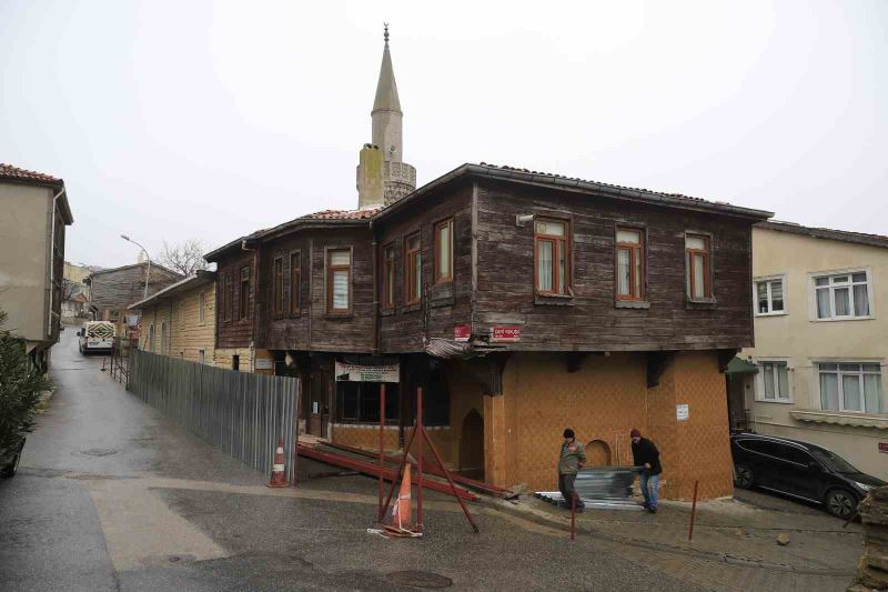 Tarihi Hacı Osmanağa Camii’nin restorasyon çalışmaları başladı