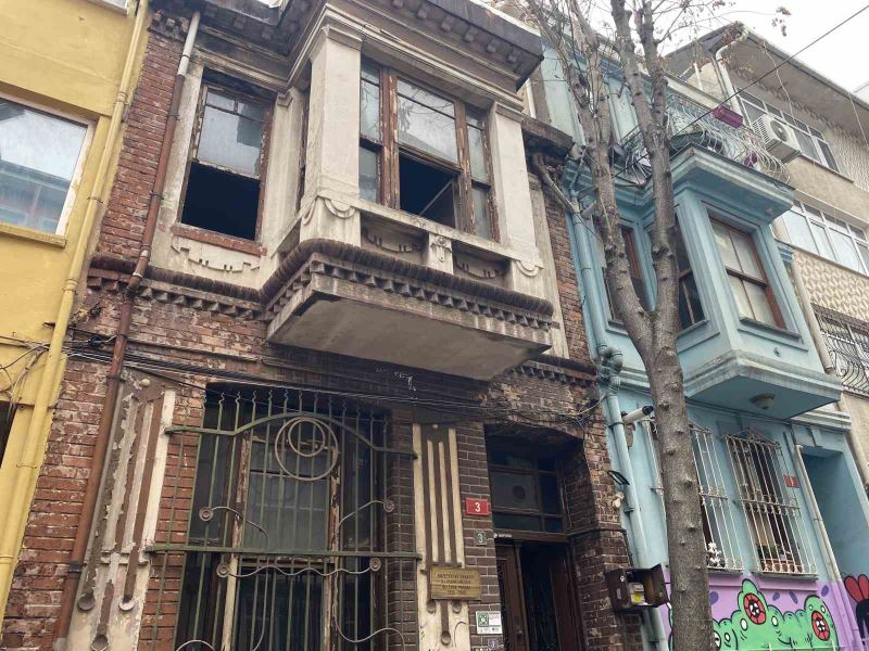 Gazeteci ve sanatçı Dr. İhsan Ünlüer’in Kadıköy’deki evi yandı
