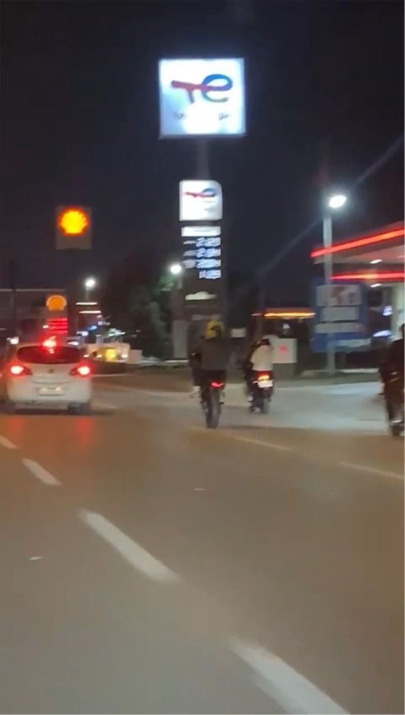 Motosikletli gençlerin trafikteki tehlikeli hareketleri kameralarda
