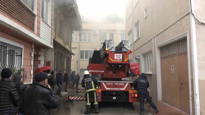 Bitişik nizam binanın çatısında çıkan yangın, mahalleliyi sokağa döktü
