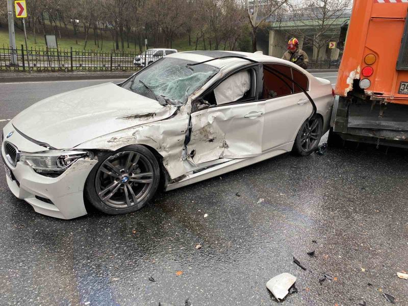 Virajı alamayan lüks araç yol temizleme aracına çarptı: 1 yaralı
