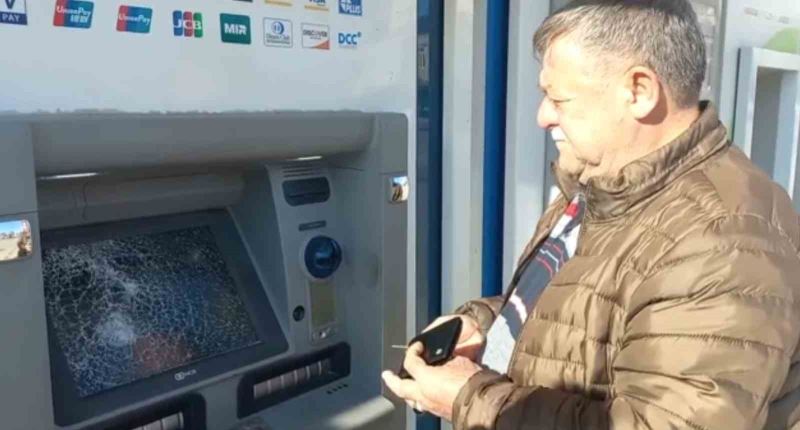 Parke taşıyla banka ATM’lerini tahrip etti
