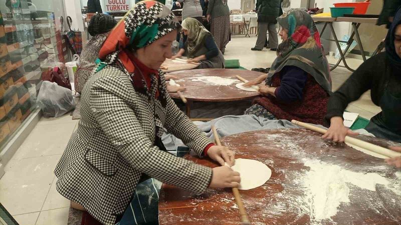 Kadın başkan depremzedeler için gözleme yaptı