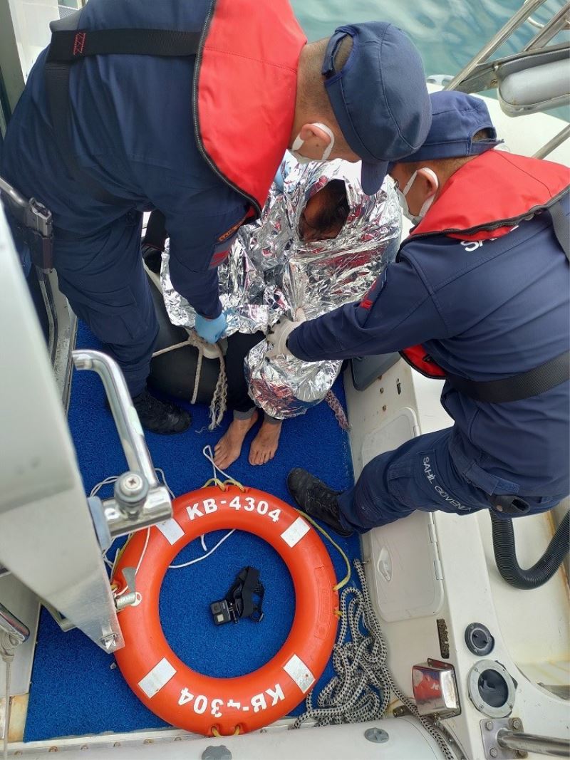 Midilli Adası’na yüzerek geçmek isteyen göçmen Sahil Güvenlik ekiplerince kurtarıldı
