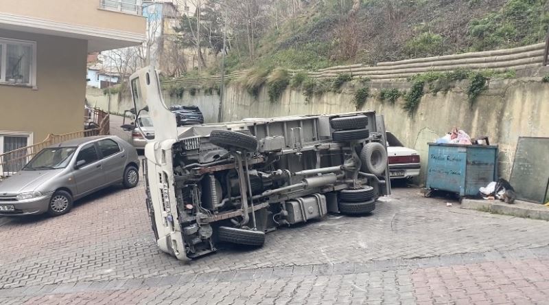 Kağıthane’de kamyonet devrildi: Araçları teğet geçti
