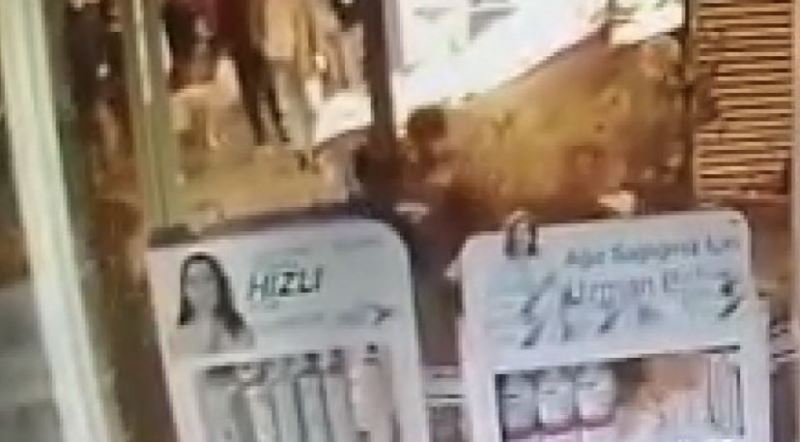 Şişli’de iki arkadaşın yumruk ve bıçaklı kavgası kamerada