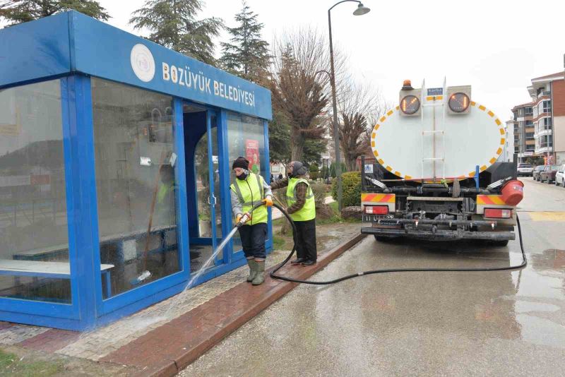 Bozüyük’te duraklar yıkanarak temizleniyor