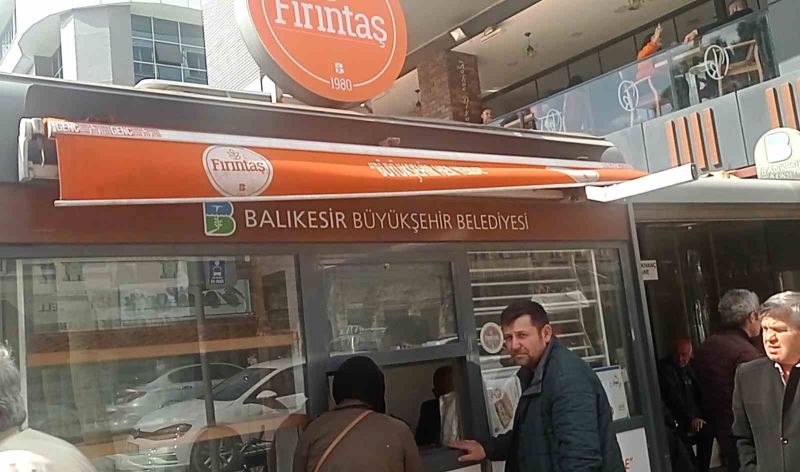 Edremit’te vatandaş Fırıntaş’ın 350 gramlık pidesine hücum etti