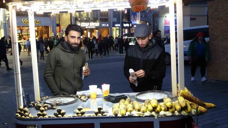 Taksim ve İstiklal esnafı Ramazan’ın ilk iftarını meydanda yaptı
