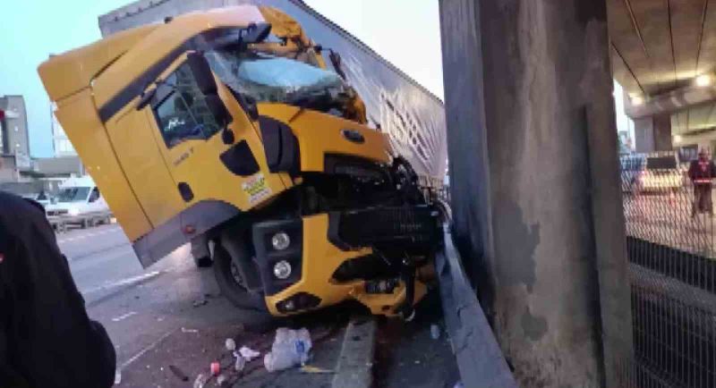 Pendik’te tır üst geçide çarptı, şoför araç içinde sıkıştı