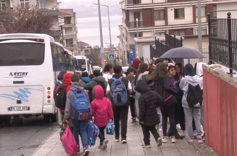 Serviste çöp attığı gerekçesiyle öğrencinin darp edilmesine velilerden ve servisçilerden tepki geldi
