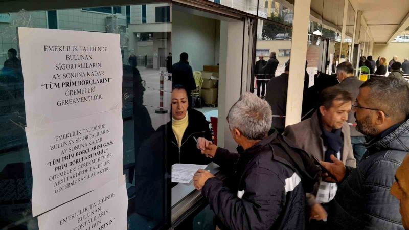 EYT’liler için Bursa’da örnek uygulama...Kurum dışına masa kurdular, kuyruğu bitirdiler
