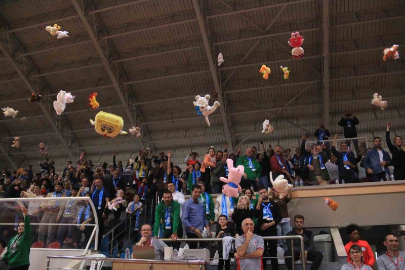 Basketbol maçında sahaya pelüş oyuncak yağdı
