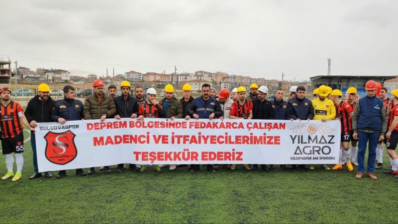 Suluovasporlu futbolcular maça madenci bareti ve pankartla çıktı
