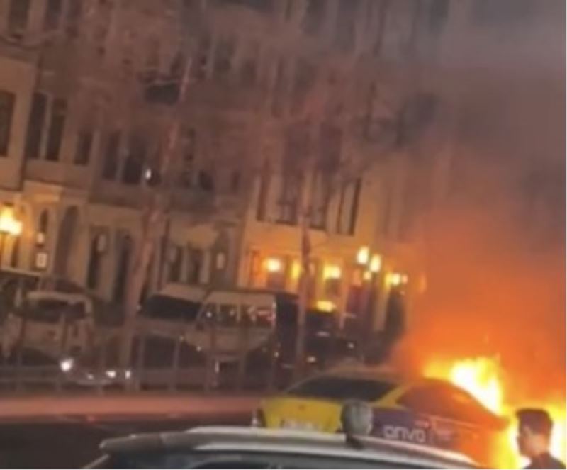 (ÖZEL) Beyoğlu’nda ticari taksinin alev alev yandığı anlar cep telefonu kamerasında